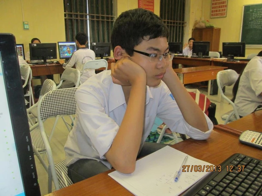 Trung miệt mài nghiên cứu học trên máy tính