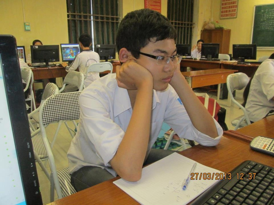 Trung miệt mài nghiên cứu học trên máy tính