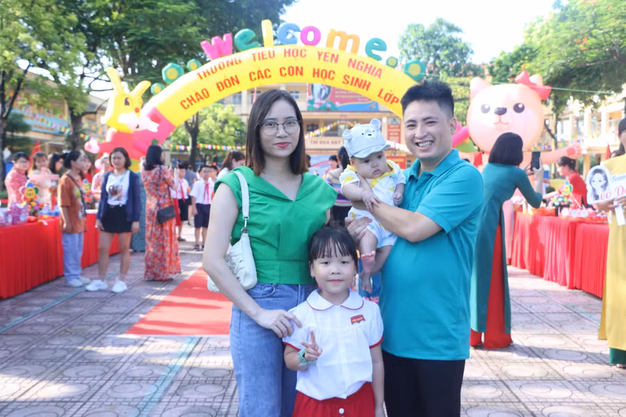 Gia đình chị Nguyễn Thị Kim Thoa sáng nay đã cùng nhau đưa cô con gái lớn đến trường nhận lớp 1 trong không khí hân hoan pha chút hồi hộp. Gia đình chị Nguyễn Thị Kim Thoa sáng nay đã cùng nhau đưa cô con gái lớn đến trường nhận lớp 1 trong không khí hân hoan pha chút hồi hộp.