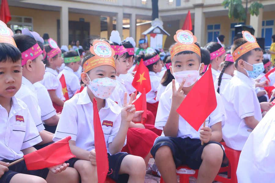 Khoảnh khắc đáng yêu của các cô cậu tân học sinh lớp 1. Khoảnh khắc đáng yêu của các cô cậu tân học sinh lớp 1.