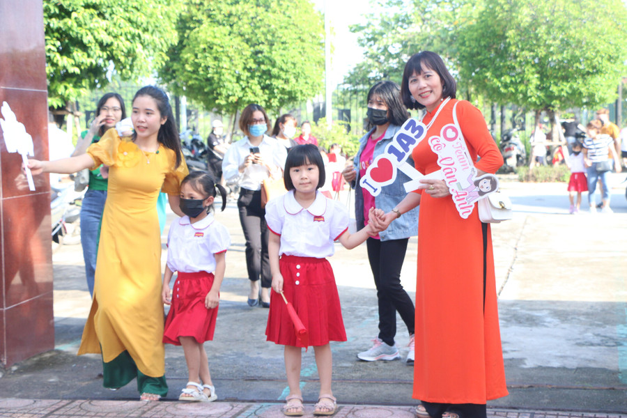 Trẻ còn bỡ ngỡ vì lần đầu đến nhận lớp mới, cô giáo mới. Trẻ còn bỡ ngỡ vì lần đầu đến nhận lớp mới, cô giáo mới.