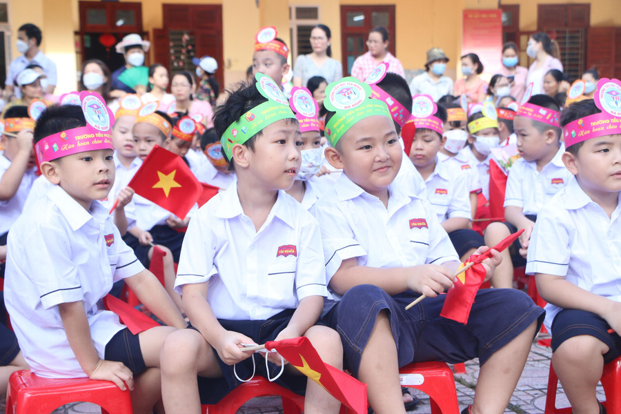 Các tiết mục văn nghệ hát múa khiến các em rất thích thú. Các tiết mục văn nghệ hát múa khiến các em rất thích thú.