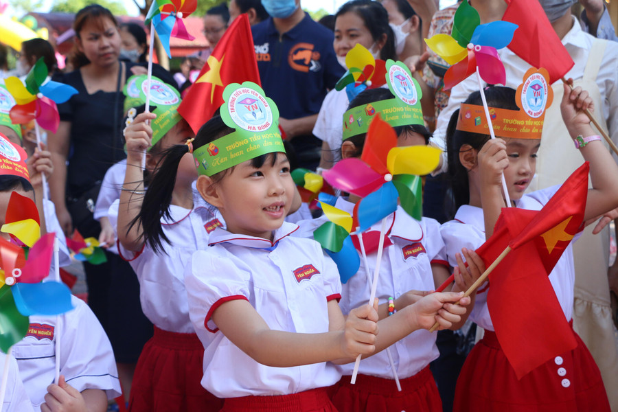 Những cánh chong chóng quay tít hòa cùng sắc cờ đỏ thắm như hi vọng vào một năm học sẽ thật thành công với cả thầy trò nhà trường. Những cánh chong chóng quay tít hòa cùng sắc cờ đỏ thắm như hi vọng vào một năm học sẽ thật thành công với cả thầy trò nhà trường.