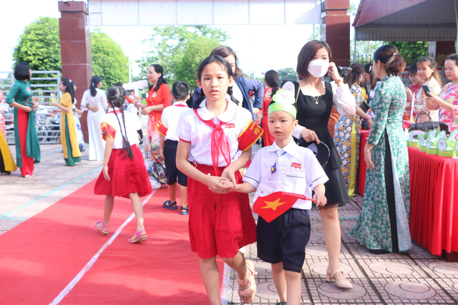 Các anh chị lớp trên tự tin dắt tay các em lớp 1 vào hàng lối của lớp mình là những hình ảnh thật đẹp. Các anh chị lớp trên tự tin dắt tay các em lớp 1 vào hàng lối của lớp mình là những hình ảnh thật đẹp.