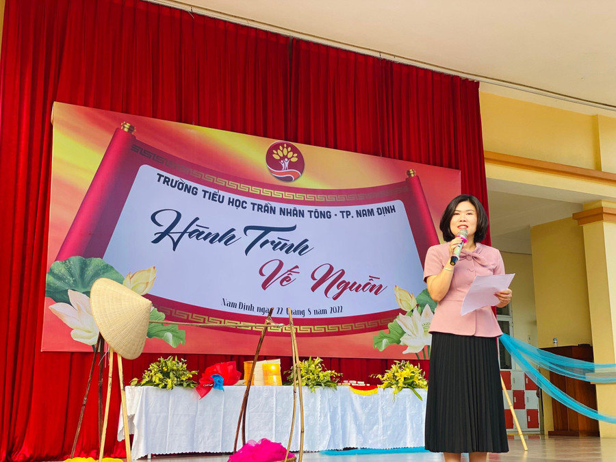 Cô Hoàng Thanh Bình - Hiệu trưởng Trường Tiểu học Trần Nhân Tông, TP Nam Định phát biểu chào mừng các em học sinh khối 1.