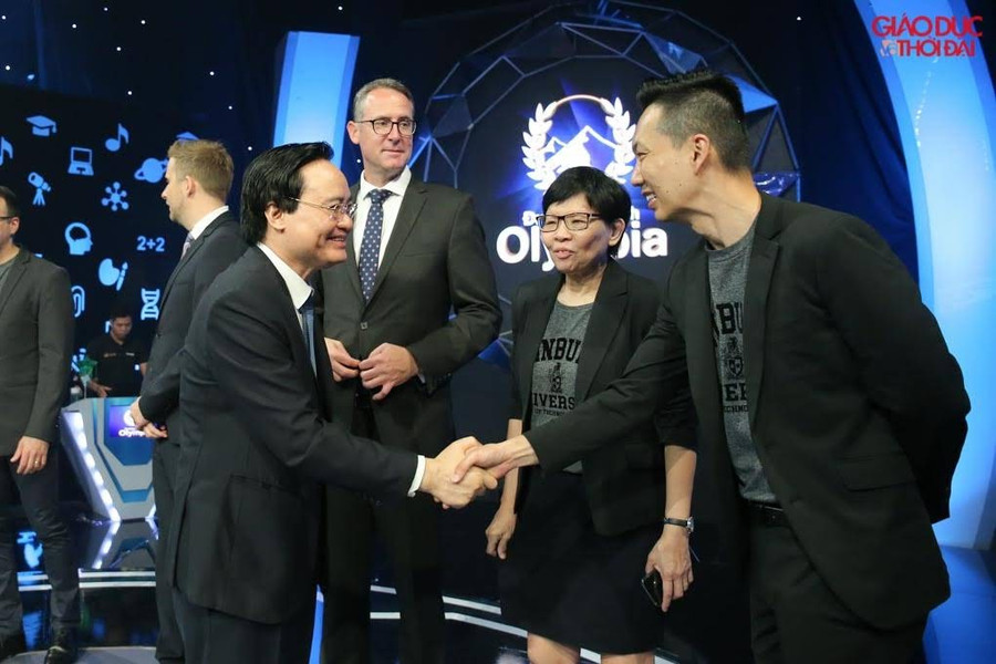 Bộ trưởng gặp mặt ban cố vấn của cuộc thi, những người giúp cho cuộc thi có đáp án công minh và chính xác nhất. Bộ trưởng gặp mặt ban cố vấn của cuộc thi, những người giúp cho cuộc thi có đáp án công minh và chính xác nhất.