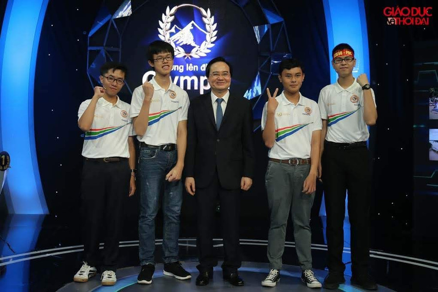 Bộ Trưởng chụp cùng 4 thí sinh trước giờ thi đấu. Bộ Trưởng chụp cùng 4 thí sinh trước giờ thi đấu.