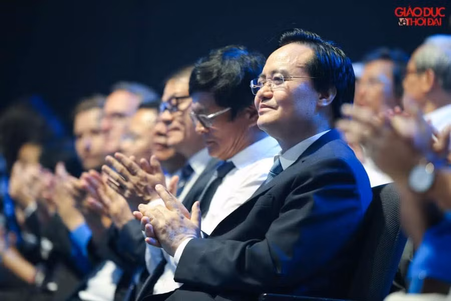 Bộ trưởng luôn quan sát và chú ý đến từng câu trả lời của những thí sinh.