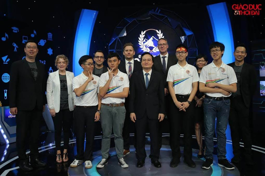 Cuộc thi chung kết năm Đường lên đỉnh Olympia 2019 được đánh giá là có những câu hỏi rất hay, ý nghĩa về chủ đề biển đảo như câu hỏi trong phần Vượt chướng ngại vật. Cuộc thi chung kết năm Đường lên đỉnh Olympia 2019 được đánh giá là có những câu hỏi rất hay, ý nghĩa về chủ đề biển đảo như câu hỏi trong phần Vượt chướng ngại vật.