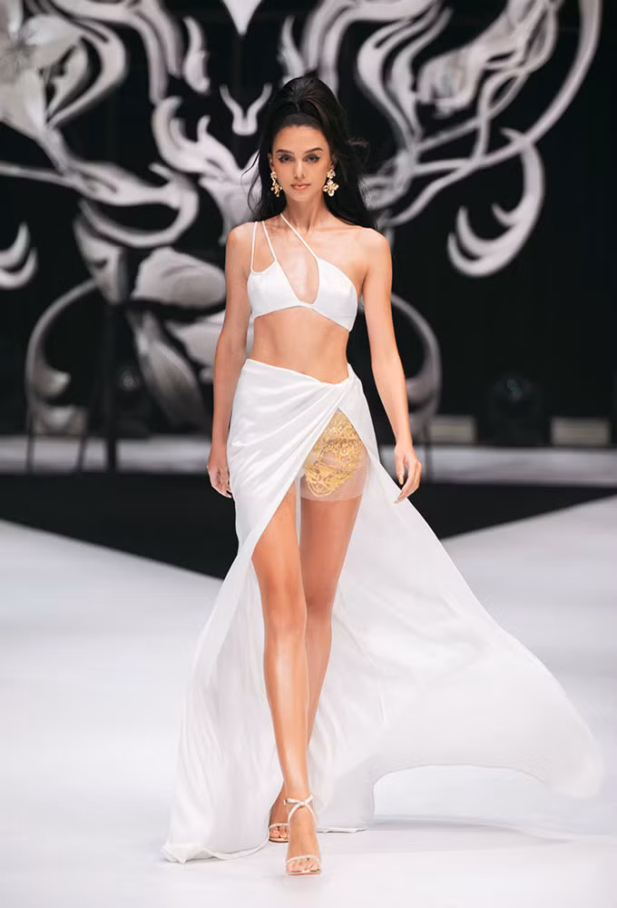 Vợ Bùi Tiến Dũng diện bikini khoét hông cao cực gợi cảm ảnh 3