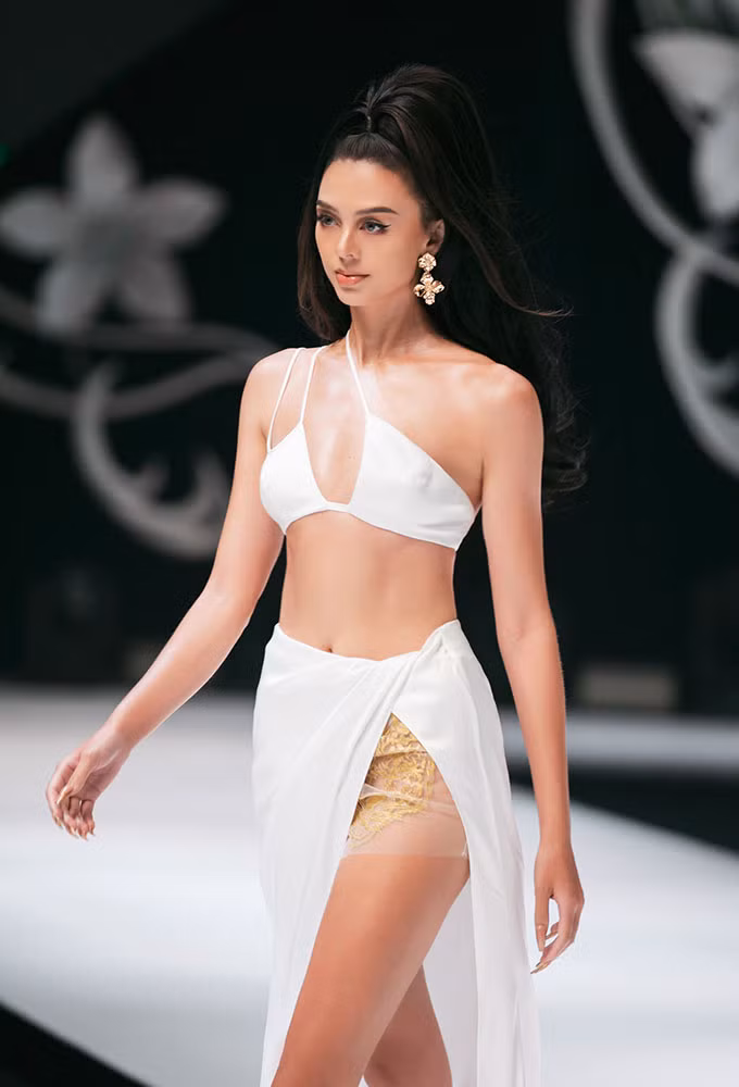 Vợ Bùi Tiến Dũng diện bikini khoét hông cao cực gợi cảm ảnh 4