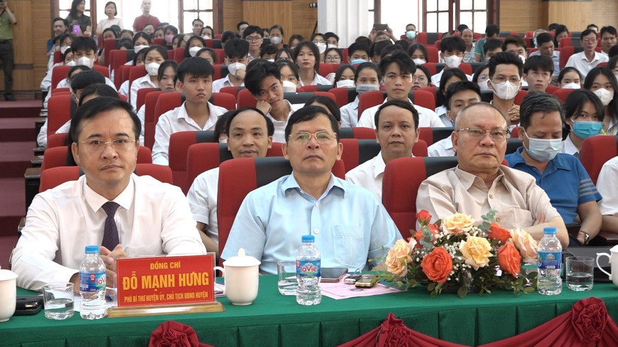 Các đại biểu tham dự hội nghị tuyên dương khen thưởng.