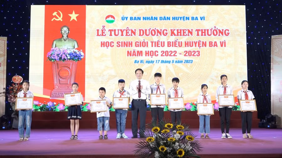 Lãnh đạo huyện Ba Vì trao thưởng cho các em học sinh tiêu biểu, vượt khó học giỏi trong năm học vừa qua.