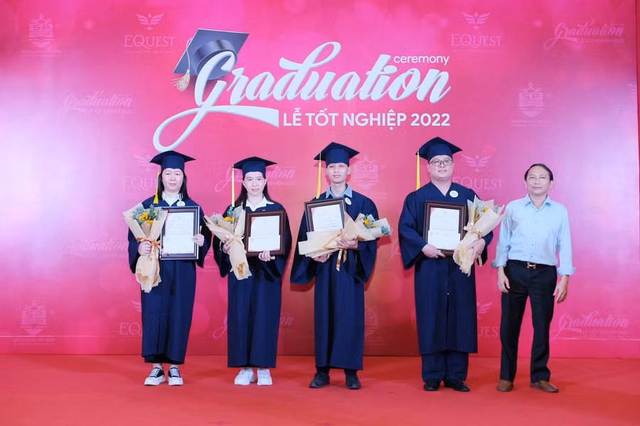 Các tân khoa có thành tích học tập xuất sắc.