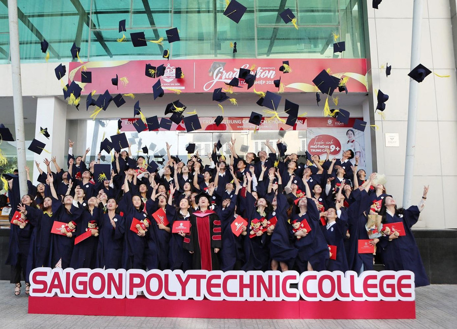 Các tân khoa Trường Trung cấp Bách khoa Sài Gòn trong ngày vui tốt nghiệp. Các tân khoa Trường Trung cấp Bách khoa Sài Gòn trong ngày vui tốt nghiệp.