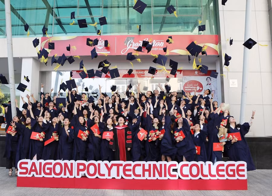 Các tân khoa Trường Trung cấp Bách khoa Sài Gòn trong ngày vui tốt nghiệp.