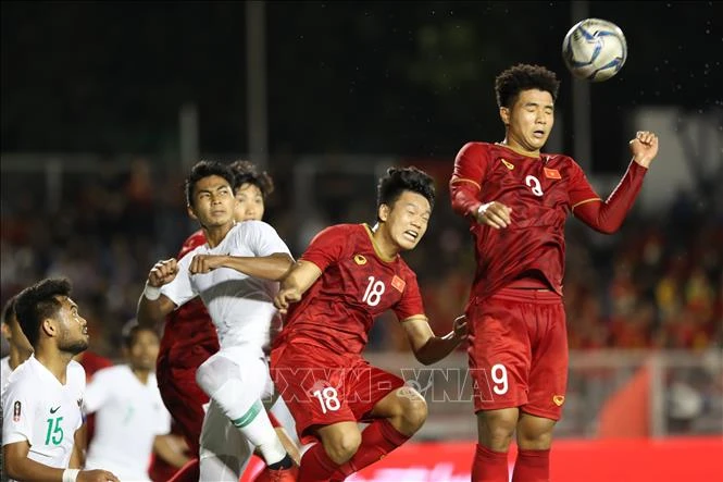 Pha tranh bóng giữa cầu thủ hai đội U22 Việt Nam - U22 Indonesia ngày 1/12/2019 trên sân vận động Rizal Memorial, Manila, Philippines, trong khuôn khổ vòng bảng môn bóng đá nam SEA Games 30. Ảnh: Hoàng Linh/TTXVN