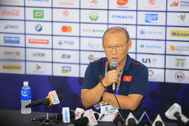 HLV Park Hang-seo trong buổi họp báo trước trận chung kết SEA Games. Ảnh: Anh Phương.