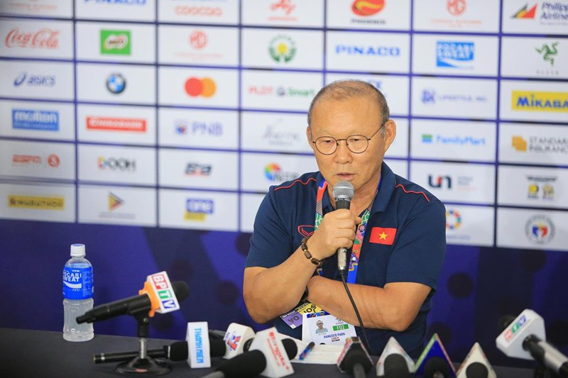 HLV Park Hang-seo trong buổi họp báo trước trận chung kết SEA Games. Ảnh: Anh Phương.