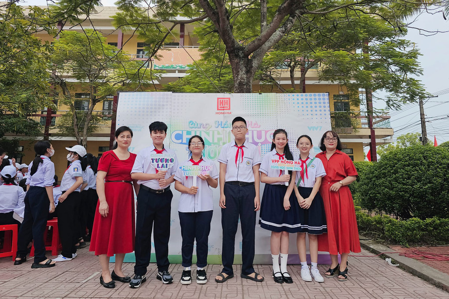 Cô trò Trường THCS Trần Đăng Ninh, TP Nam Định trong một hoạt động tập thể tại trường. Cô trò Trường THCS Trần Đăng Ninh, TP Nam Định trong một hoạt động tập thể tại trường.