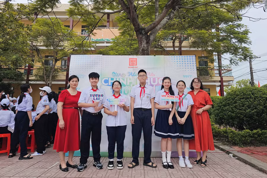 Cô trò Trường THCS Trần Đăng Ninh, TP Nam Định trong một hoạt động tập thể tại trường.