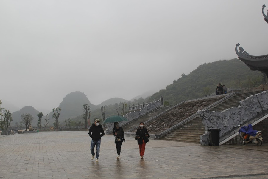 Chỉ có một vài du khách đến vãn cảnh chùa Tam Chúc. Ảnh: Trần Hồng Hạnh