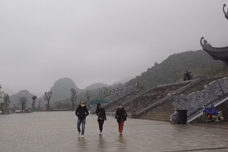 Chỉ có một vài du khách đến vãn cảnh chùa Tam Chúc. Ảnh: Trần Hồng Hạnh