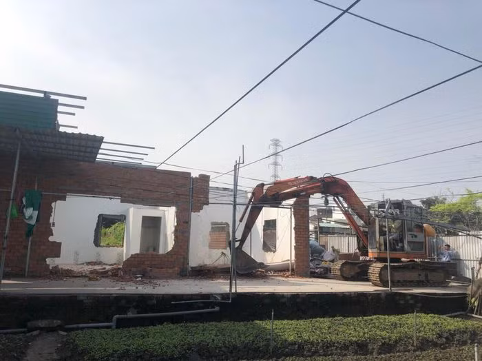 Một ngôi nhà xây trái phép tại TP Thủ Đức vừa bị cưỡng chế