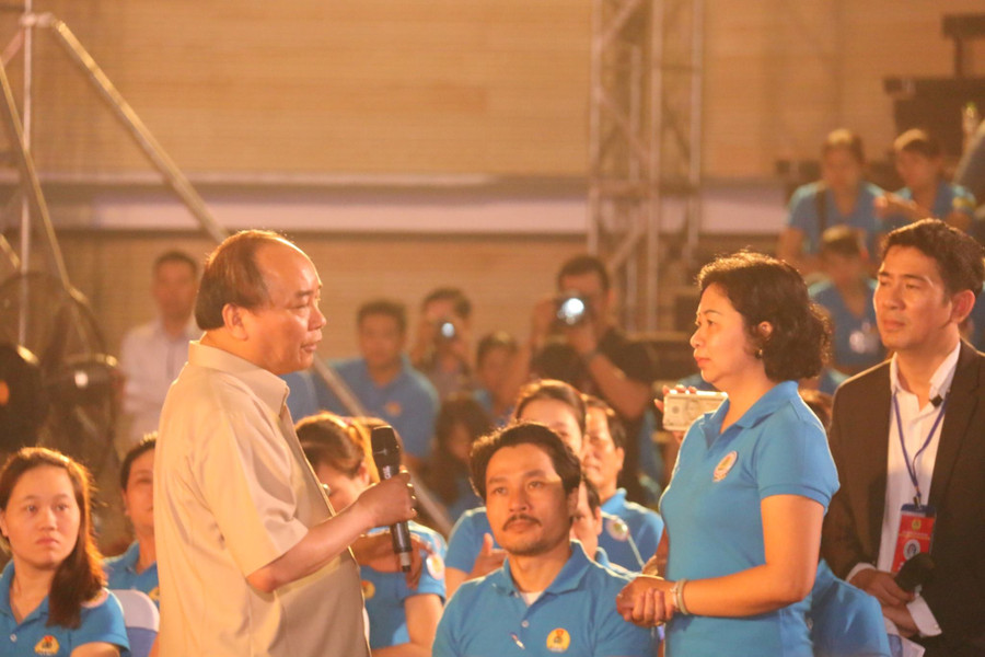 Thủ tướng Nguyễn Xuân Phúc trực tiếp giải đáp những thắc mắc của công nhân.