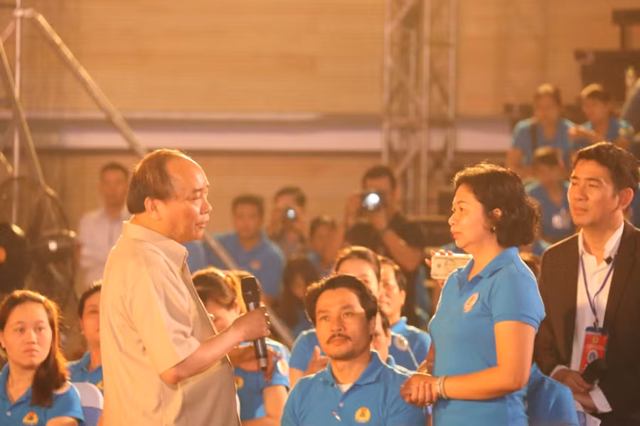 Thủ tướng Nguyễn Xuân Phúc trực tiếp giải đáp những thắc mắc của công nhân.