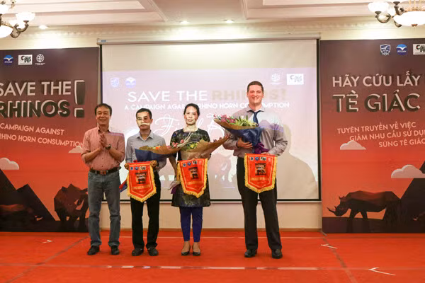 PGS. TS. Nguyễn Thành Văn - Hiệu trưởng Trường THPT Chuyên Ngoại ngữ (ngoài cùng, bên trái) tặng hoa Ban Tổ chức.