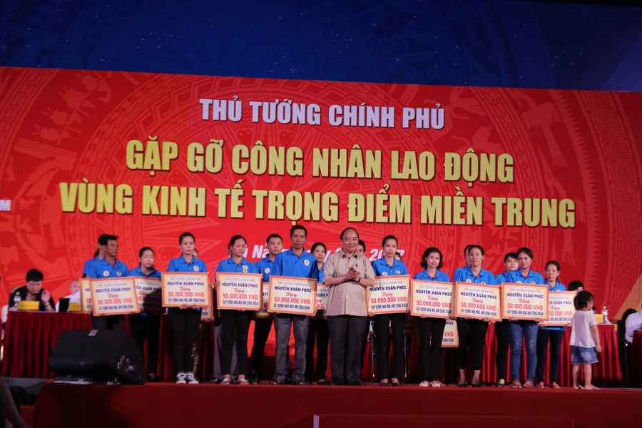 Thủ tướng tặng quà cho 20 công nhân.