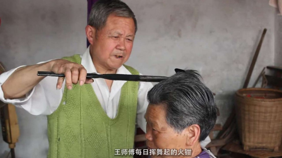 Choáng với cảnh dùng kìm rèn nóng rực uốn tóc cho khách hình ảnh 1 choang voi canh dung kim ren nong ruc uon toc cho khach hinh anh 1