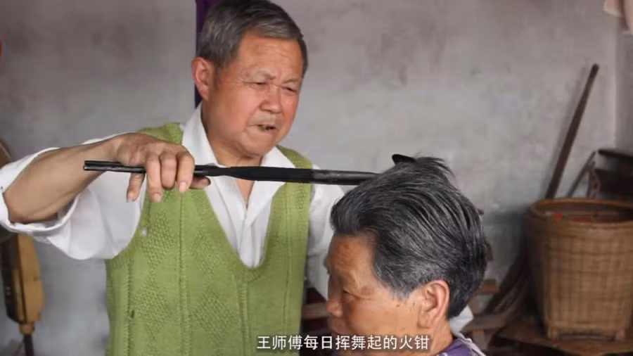 choang voi canh dung kim ren nong ruc uon toc cho khach hinh anh 1