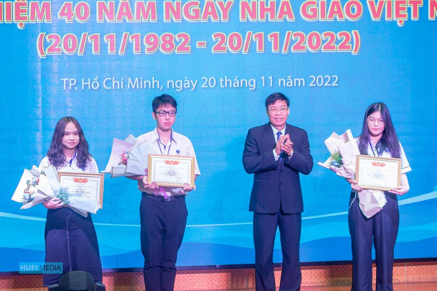 PGS.TS Nguyễn Xuân Hoàn, Hiệu trưởng HUFI trao bằng khen cho các tân sinh viên PGS.TS Nguyễn Xuân Hoàn, Hiệu trưởng HUFI trao bằng khen cho các tân sinh viên