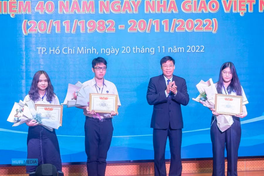 PGS.TS Nguyễn Xuân Hoàn, Hiệu trưởng HUFI trao bằng khen cho các tân sinh viên