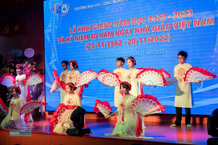 Một tiết mục văn nghệ chào mừng ngày Nhà giáo Việt Nam của sinh viên nhà trường Một tiết mục văn nghệ chào mừng ngày Nhà giáo Việt Nam của sinh viên nhà trường