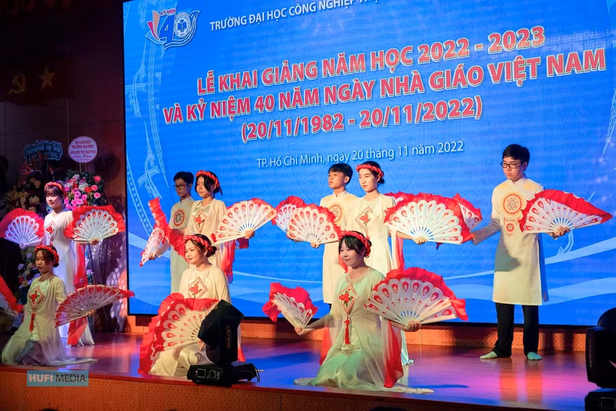 Một tiết mục văn nghệ chào mừng ngày Nhà giáo Việt Nam của sinh viên nhà trường