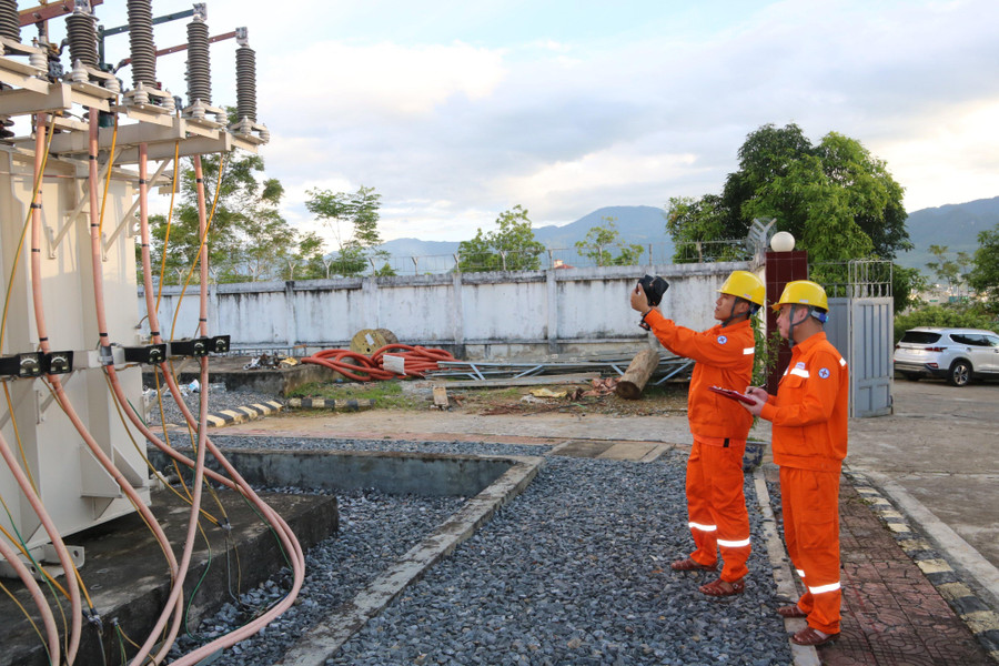 Công nhân Đội QLVH lưới điện cao thế kiểm tra TBA bằng camera nhiệt.