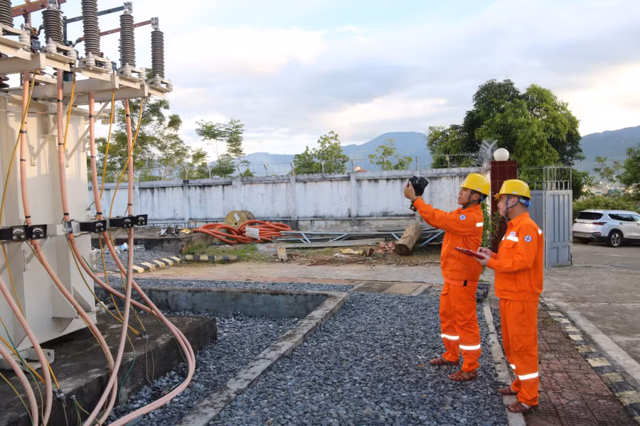 Công nhân Đội QLVH lưới điện cao thế kiểm tra TBA bằng camera nhiệt.