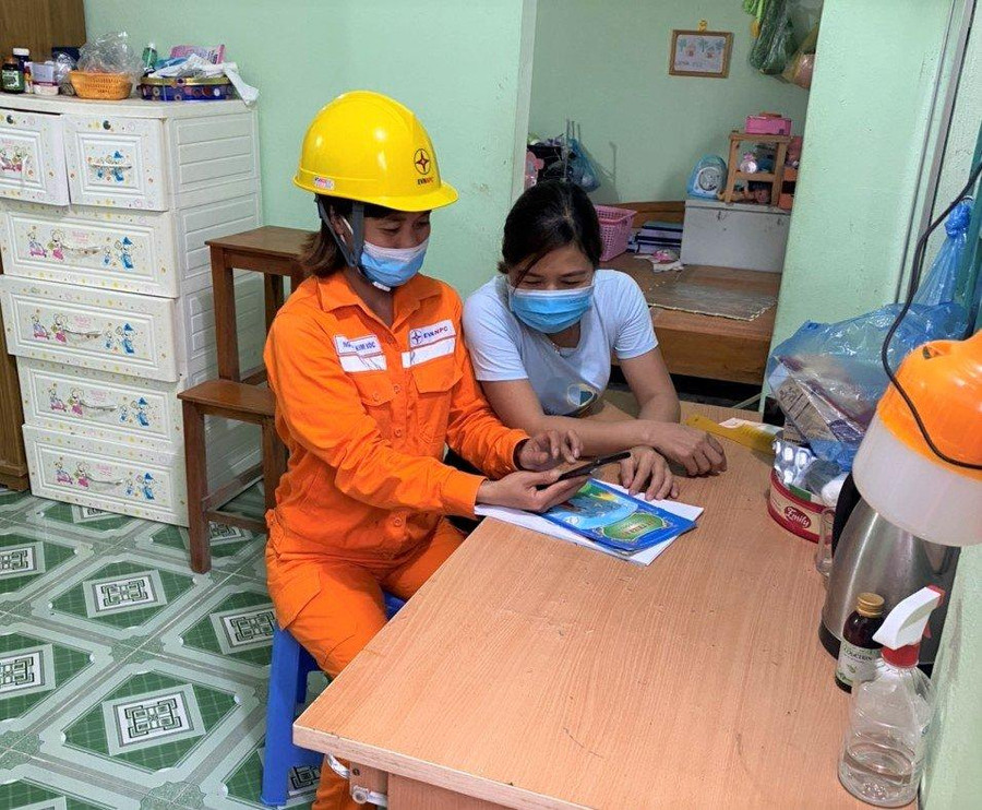 Cán bộ Điện lực Nậm Nhùn tuyên truyền đến khách hàng sử dụng điện an toàn, tiết kiệm.