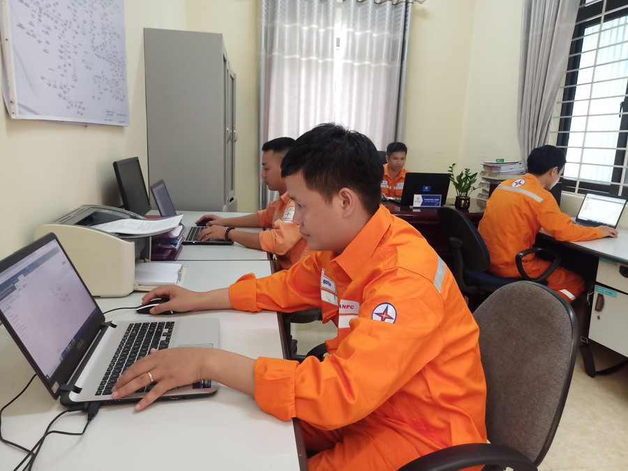 Cán bộ Điện lực Mường Tè ứng dụng công nghệ thông tin đáp ứng yêu cầu chuyển đổi số.