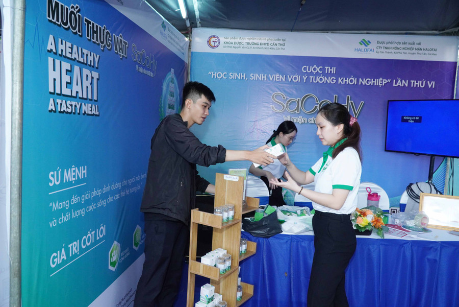 Khách tham quan các gian hàng.