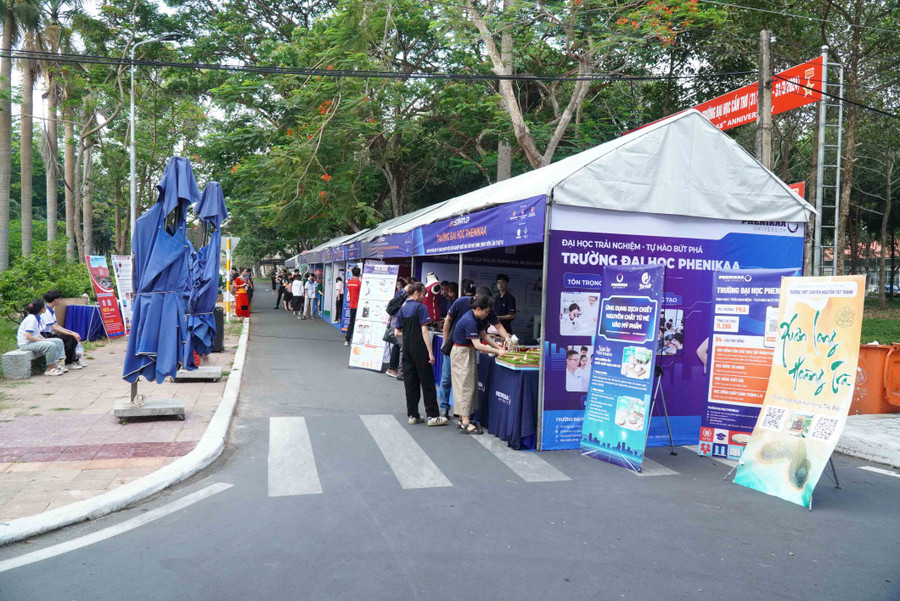 Các gian hàng đã sẵn sàng phục vụ tham quan.