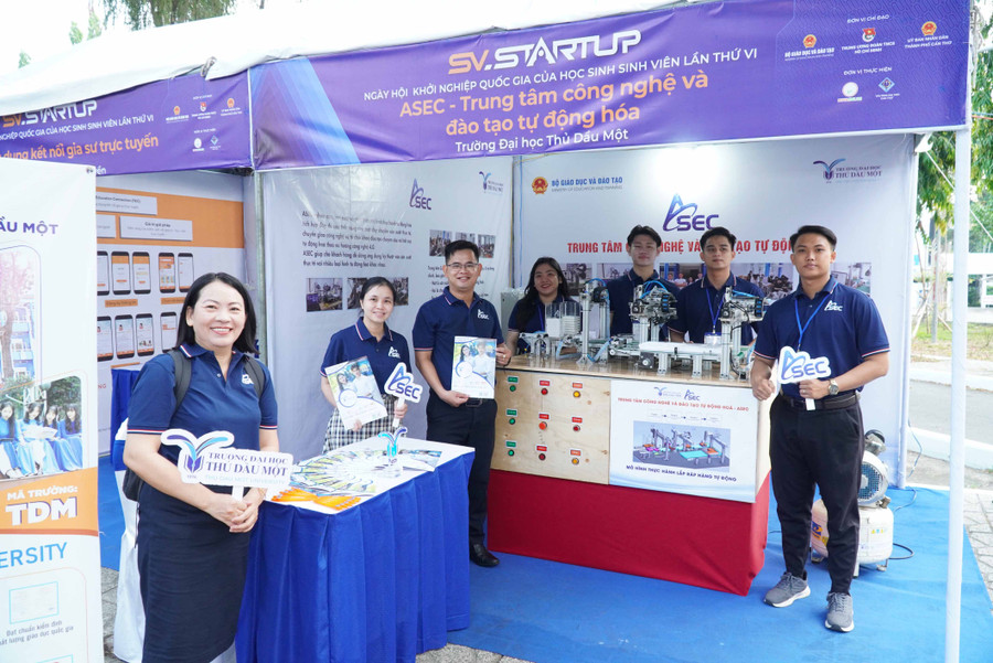 Các trường ĐH tổ chức các gian hàng tại Ngày hội.