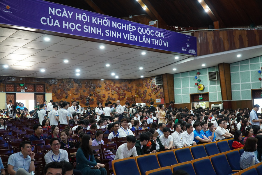 Đông đảo đại biểu tập trung tham dự khai mạc Ngày hội.