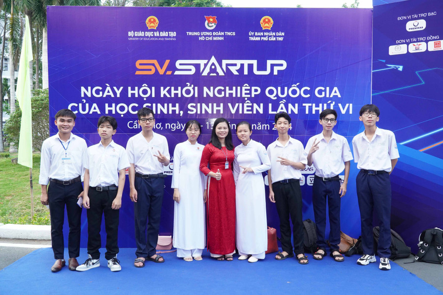 Thầy cô giáo và các em HS hào hứng chuẩn bị dự lễ khai mạc Ngày hội.