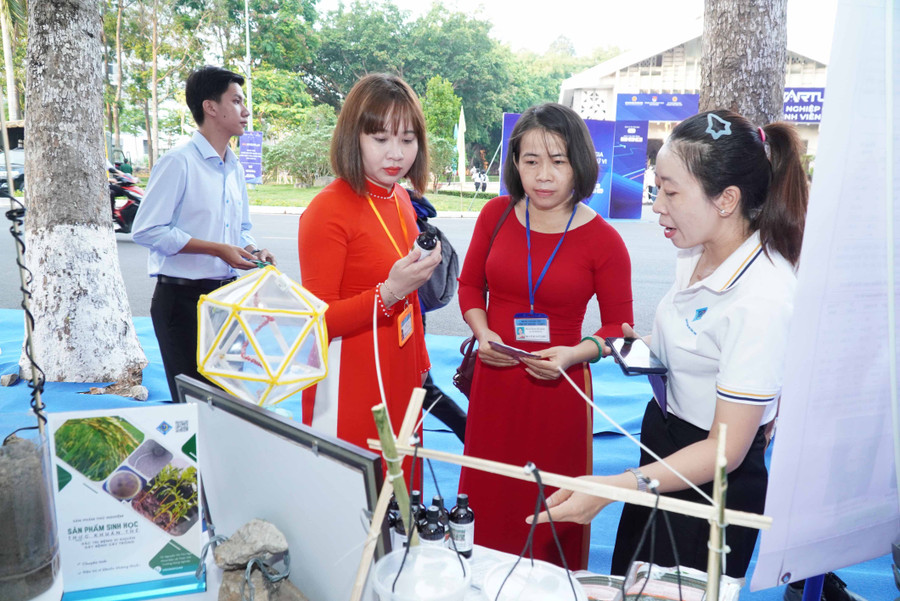 Các mô hình khởi nghiệp được trưng bày giới thiệu cho khách tham quan.