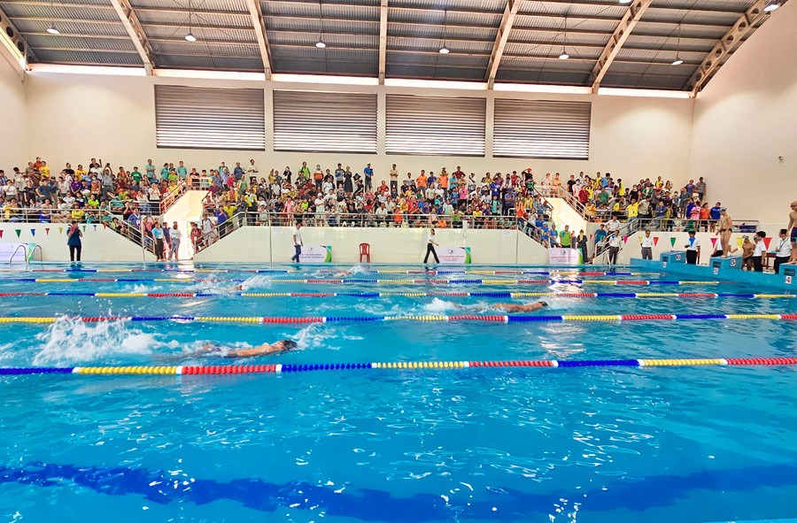 Các VĐV tranh tài môn bơi tại Hội khỏe Phù Đổng toàn quốc khu vực V.