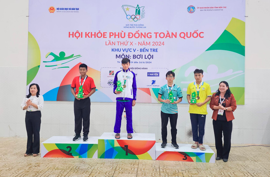 Các VĐV đạt thành tích được trao thưởng.